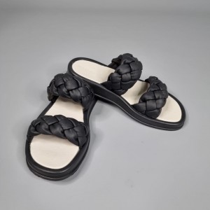 Жіночі шльопанці Бетті Блек